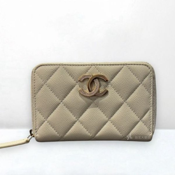 A12967-CHANEL 淺灰色荔枝牛皮雙C淡金釦拼鑽拉鍊錢包 AP4177-0