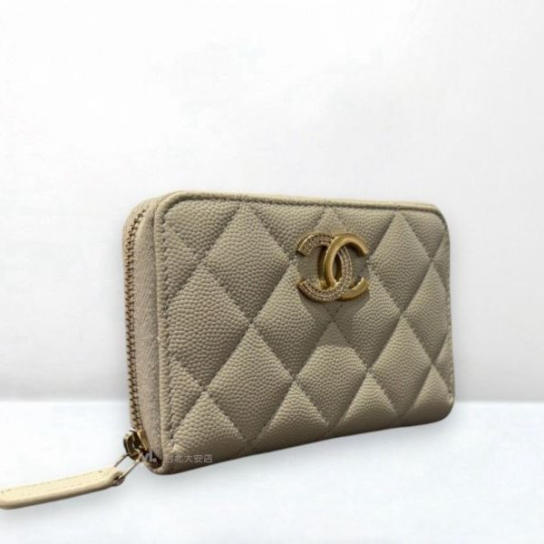 A12967-CHANEL 淺灰色荔枝牛皮雙C淡金釦拼鑽拉鍊錢包 AP4177-1