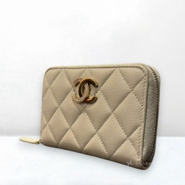 A12967-CHANEL 淺灰色荔枝牛皮雙C淡金釦拼鑽拉鍊錢包 AP4177-2