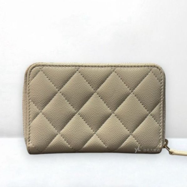A12967-CHANEL 淺灰色荔枝牛皮雙C淡金釦拼鑽拉鍊錢包 AP4177-3