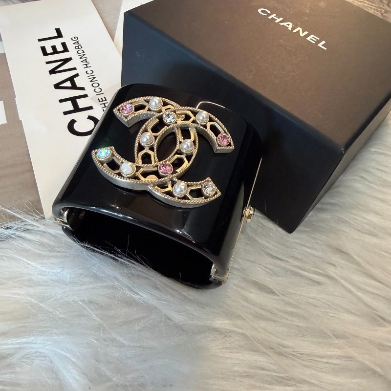 CHANEL 壓克力寬版雙C手環-1