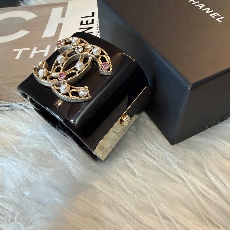 CHANEL 壓克力寬版雙C手環-2