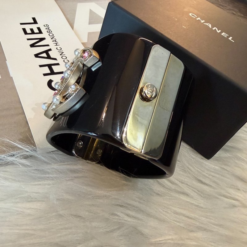 CHANEL 壓克力寬版雙C手環-3