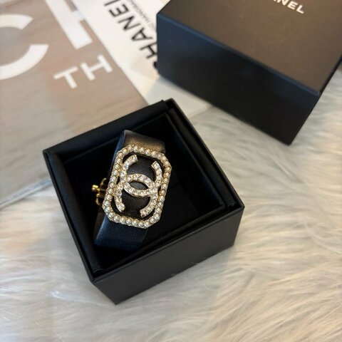 CHANEL 皮釦水鑽雙C珍珠手環 黑