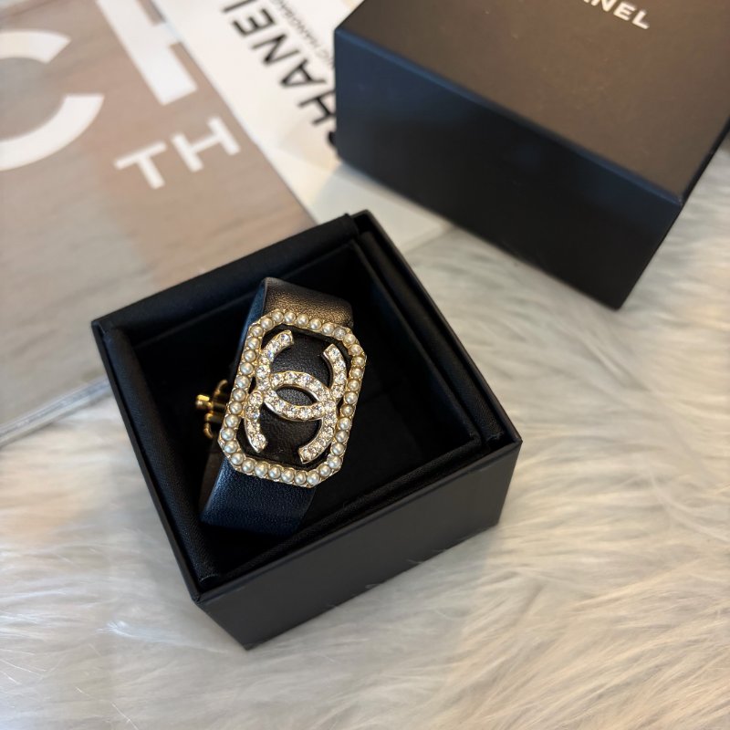CHANEL 皮釦水鑽雙C珍珠手環 黑-0