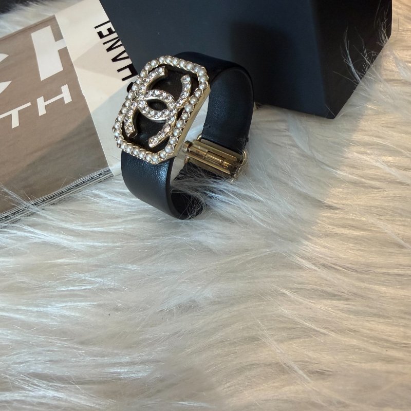 CHANEL 皮釦水鑽雙C珍珠手環 黑-3