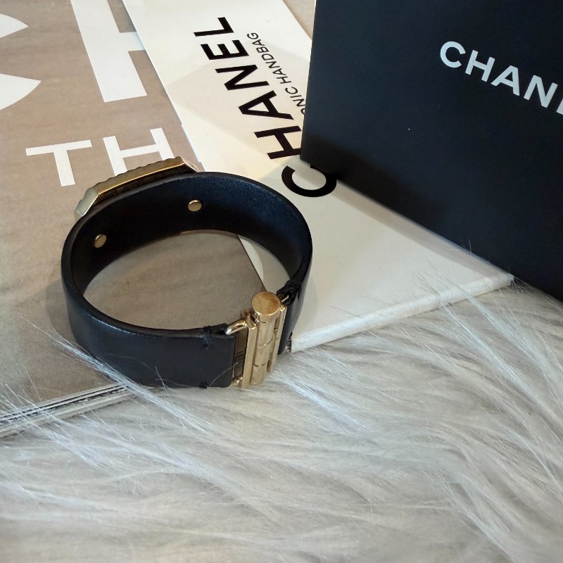 CHANEL 皮釦水鑽雙C珍珠手環 黑-4