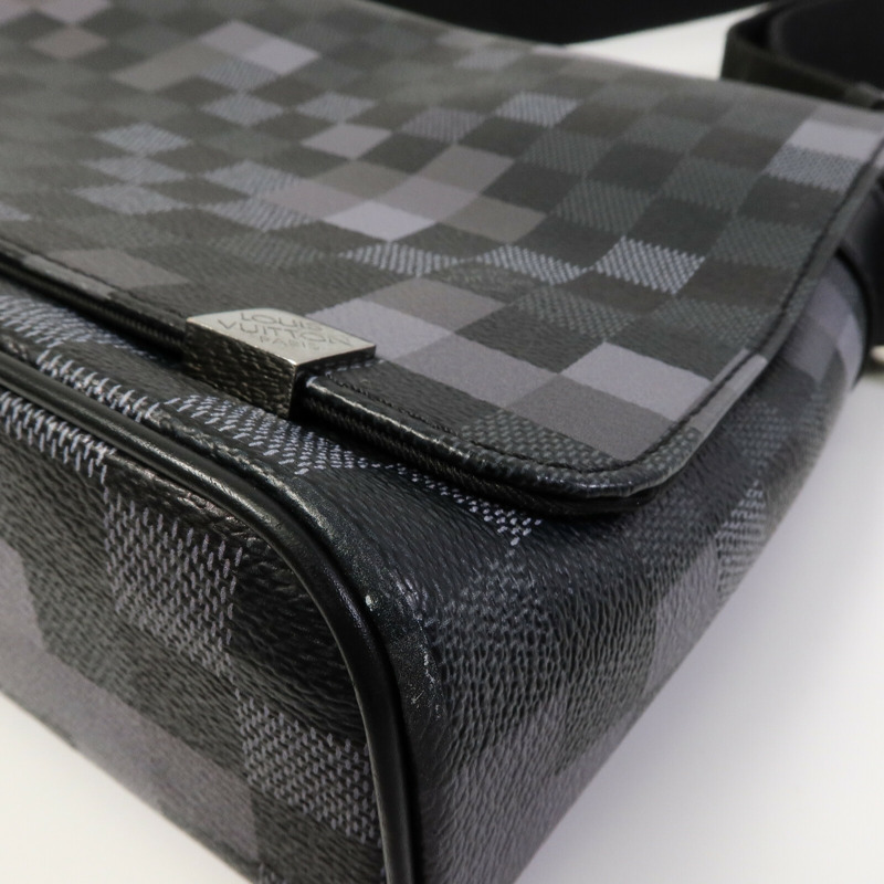 LOUIS VUITTON Damier Graphite Pixel District PM肩背袋-9