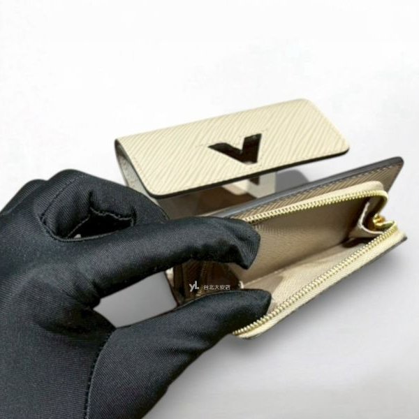 A12951-LV TWIST 斑鳩灰水波紋牛皮金色轉釦下蓋內ㄇ拉零錢短夾-7