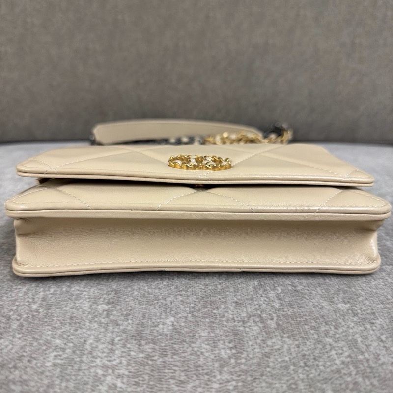 香奈兒 近全新19黑金WOC款小羊皮 奶茶色-2