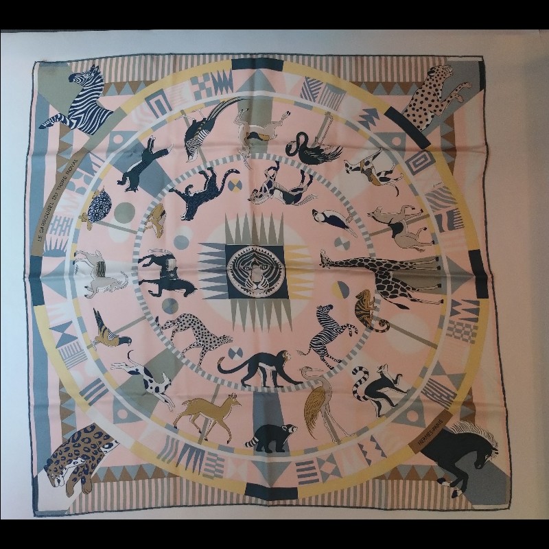 Hermes 粉底皇家虎旋轉木馬圖絲巾 90-0