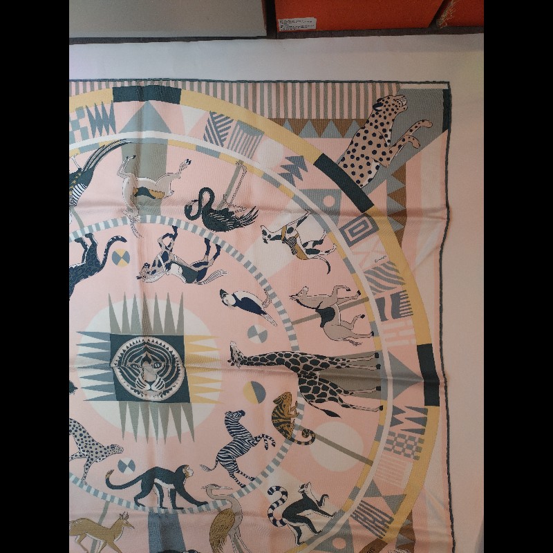 Hermes 粉底皇家虎旋轉木馬圖絲巾 90-1