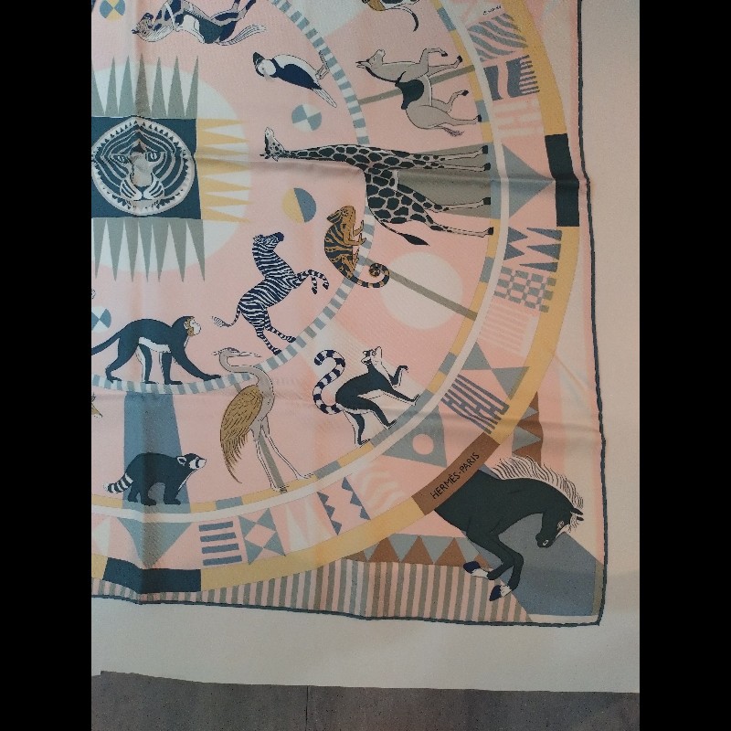 Hermes 粉底皇家虎旋轉木馬圖絲巾 90-2