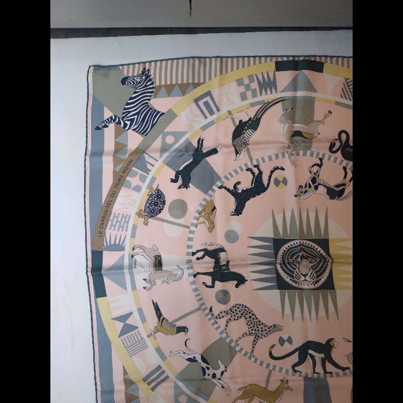 Hermes 粉底皇家虎旋轉木馬圖絲巾 90-3