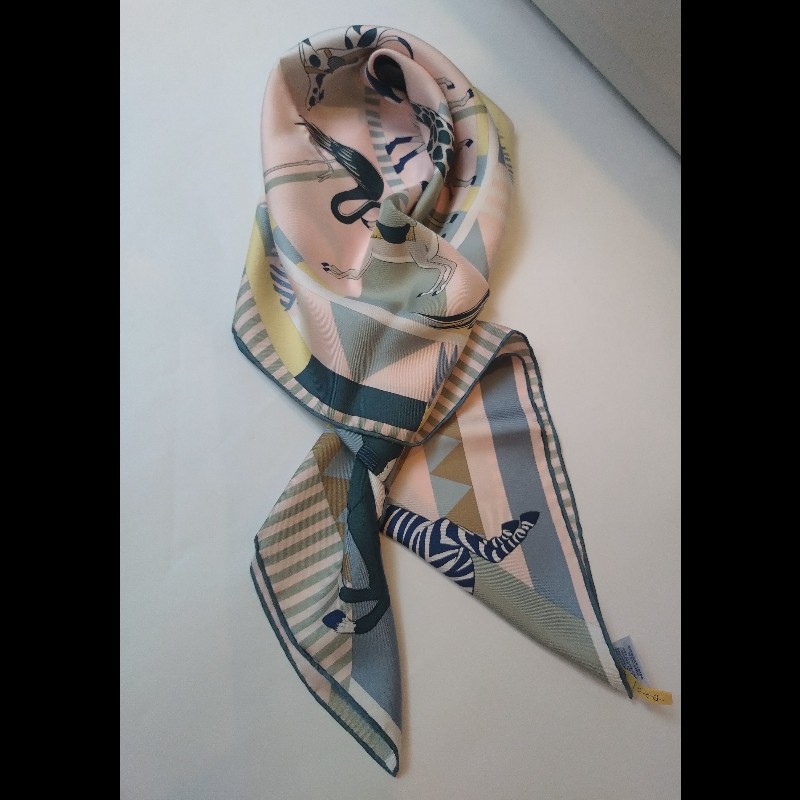 Hermes 粉底皇家虎旋轉木馬圖絲巾 90-5