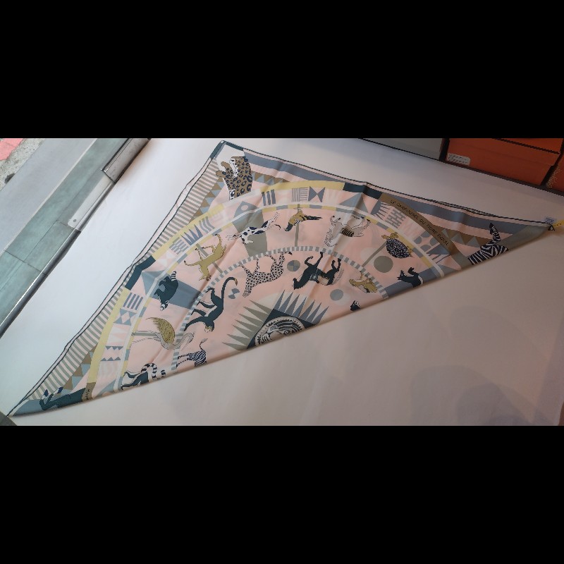 Hermes 粉底皇家虎旋轉木馬圖絲巾 90-7