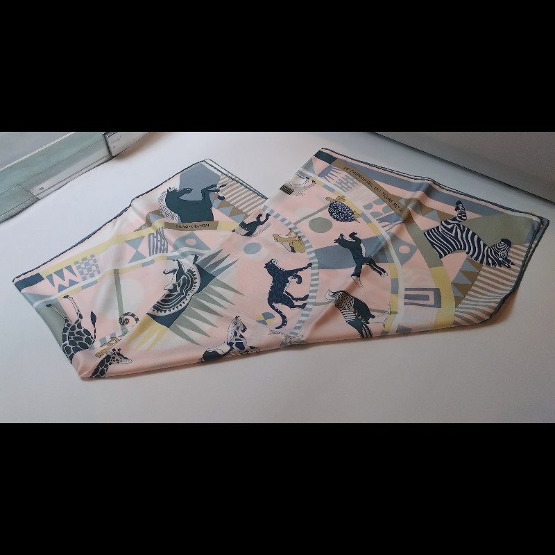 Hermes 粉底皇家虎旋轉木馬圖絲巾 90-8