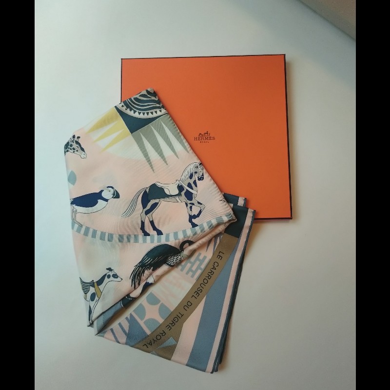 Hermes 粉底皇家虎旋轉木馬圖絲巾 90-12