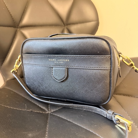 MARC JACOBS燙印LOGO防刮皮拉鍊斜背包(黑)