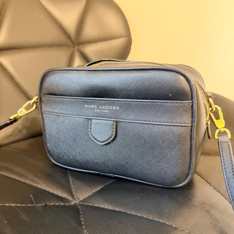 MARC JACOBS燙印LOGO防刮皮拉鍊斜背包(黑)-1
