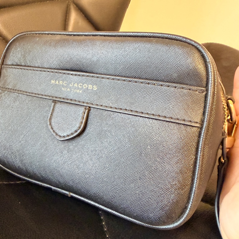 MARC JACOBS燙印LOGO防刮皮拉鍊斜背包(黑)-2