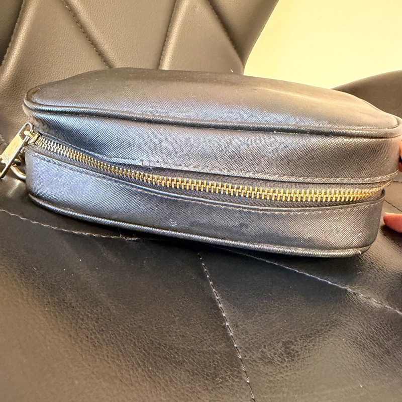 MARC JACOBS燙印LOGO防刮皮拉鍊斜背包(黑)-8