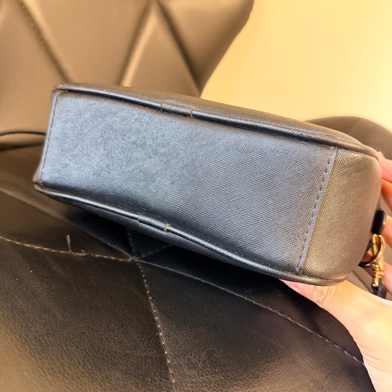 MARC JACOBS燙印LOGO防刮皮拉鍊斜背包(黑)-9