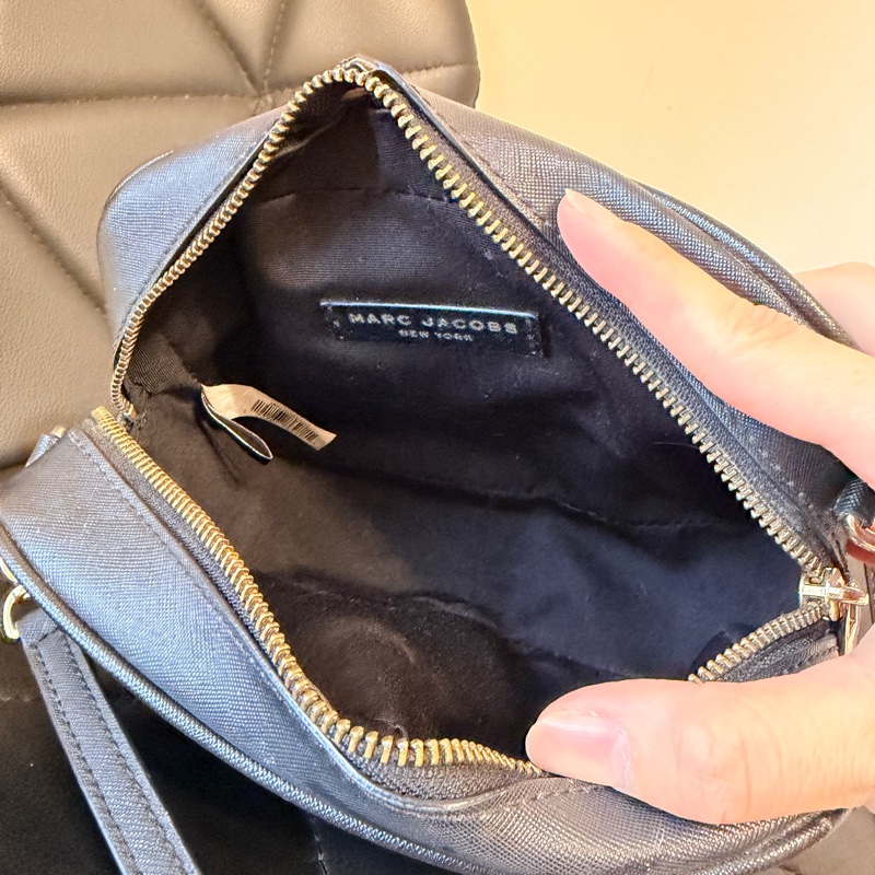 MARC JACOBS燙印LOGO防刮皮拉鍊斜背包(黑)-10