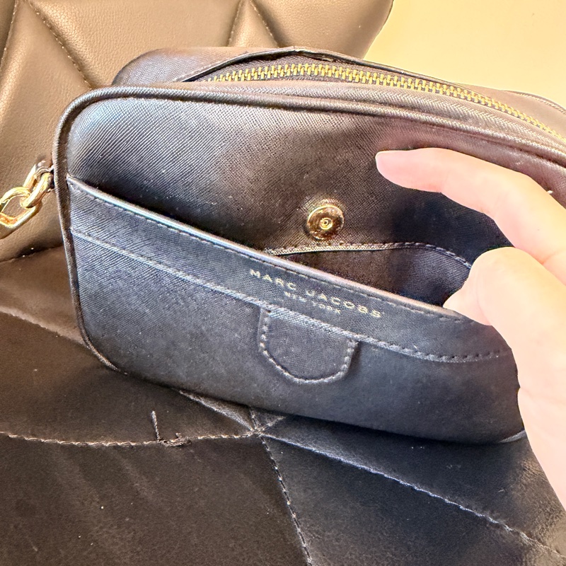 MARC JACOBS燙印LOGO防刮皮拉鍊斜背包(黑)-11