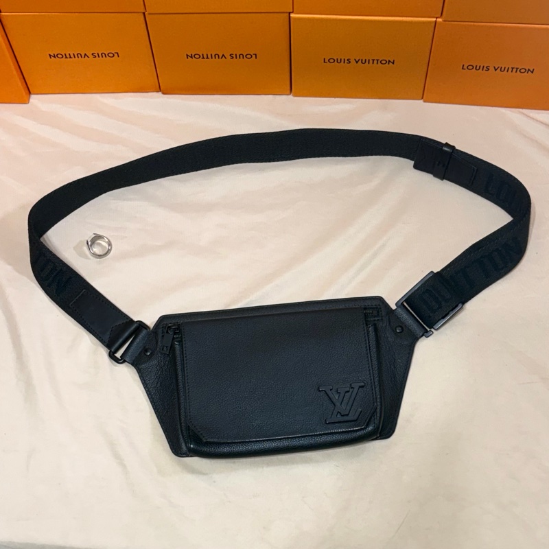 ‼️低調質感 新款 LV 路易威登 Louis Vuitton 素面黑 大logo 腰包/胸包-1