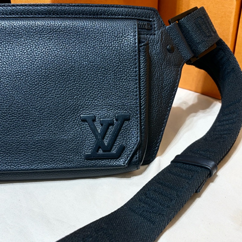 ‼️低調質感 新款 LV 路易威登 Louis Vuitton 素面黑 大logo 腰包/胸包-2