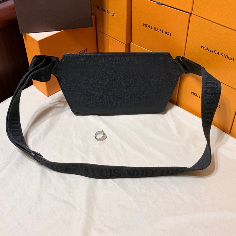 ‼️低調質感 新款 LV 路易威登 Louis Vuitton 素面黑 大logo 腰包/胸包-3
