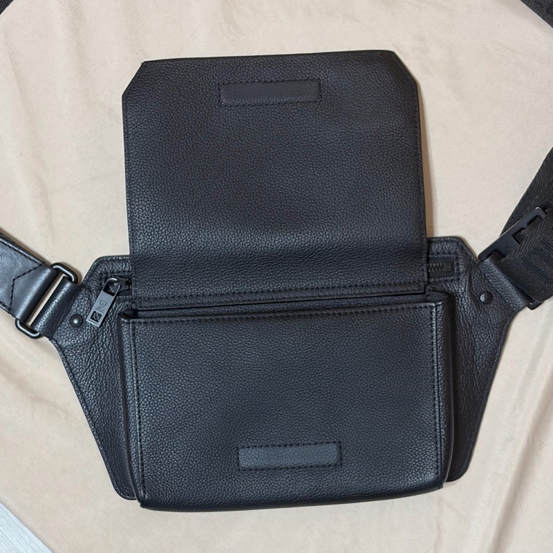 ‼️低調質感 新款 LV 路易威登 Louis Vuitton 素面黑 大logo 腰包/胸包-4