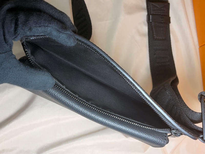 ‼️低調質感 新款 LV 路易威登 Louis Vuitton 素面黑 大logo 腰包/胸包-6