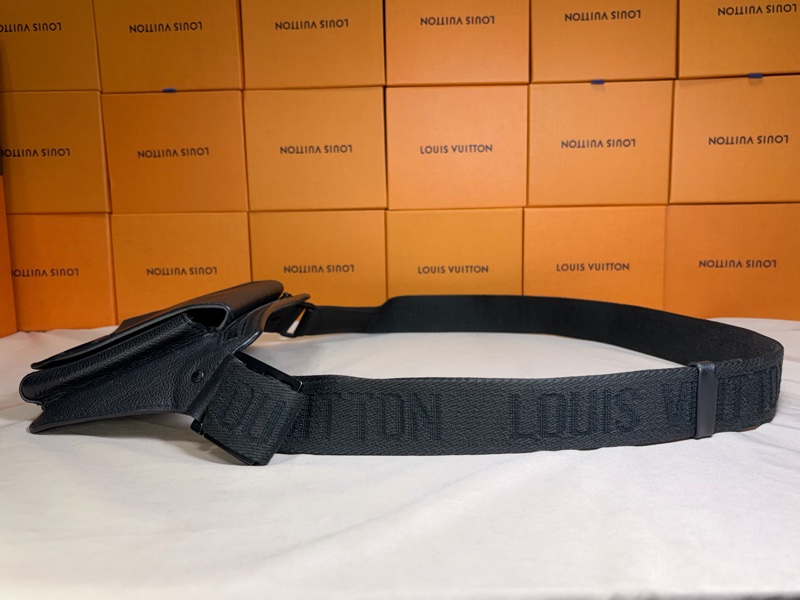 ‼️低調質感 新款 LV 路易威登 Louis Vuitton 素面黑 大logo 腰包/胸包-7
