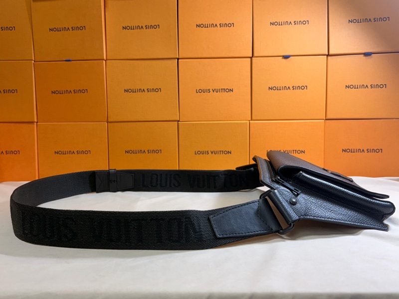 ‼️低調質感 新款 LV 路易威登 Louis Vuitton 素面黑 大logo 腰包/胸包-8