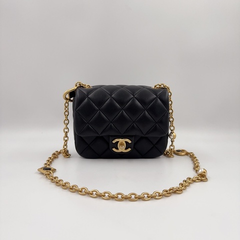 CHANEL黑色羊皮金釦愛心鏈方胖AS3849