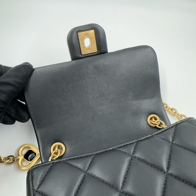CHANEL黑色羊皮金釦愛心鏈方胖AS3849-17