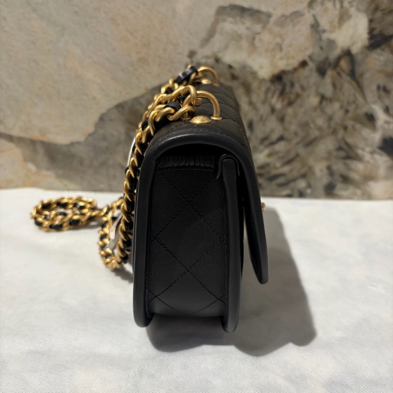 Chanel黑色小牛皮復古金釦小郵差包-1
