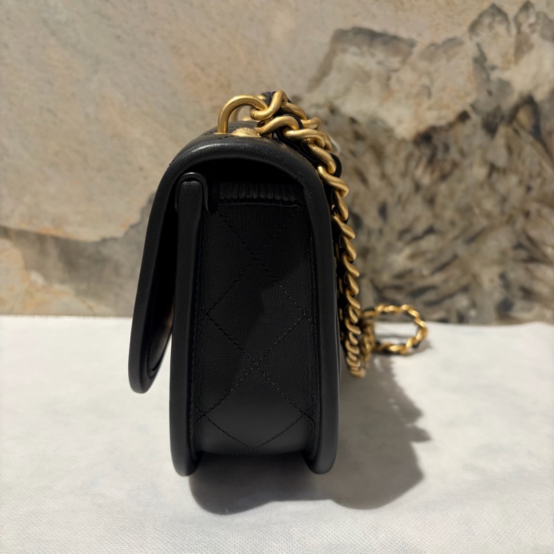 Chanel黑色小牛皮復古金釦小郵差包-2