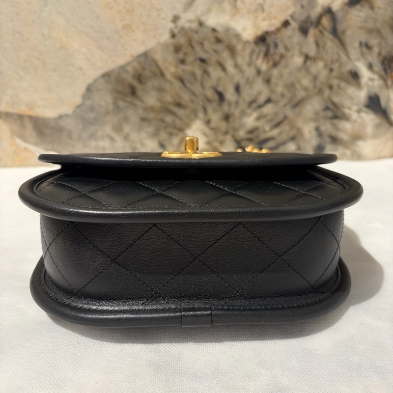 Chanel黑色小牛皮復古金釦小郵差包-4