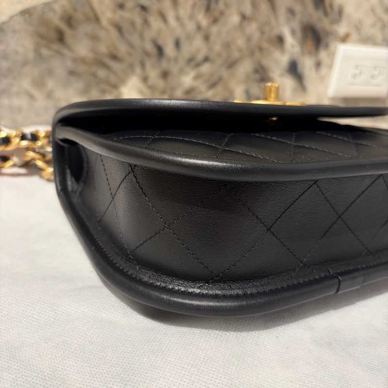 Chanel黑色小牛皮復古金釦小郵差包-5