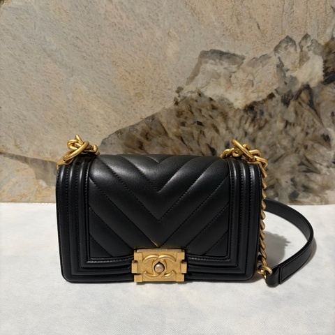 Chanel黑小牛皮山型紋淡金釦Boy 20cm