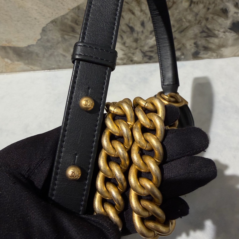 Chanel黑小牛皮山型紋淡金釦Boy 20cm-9
