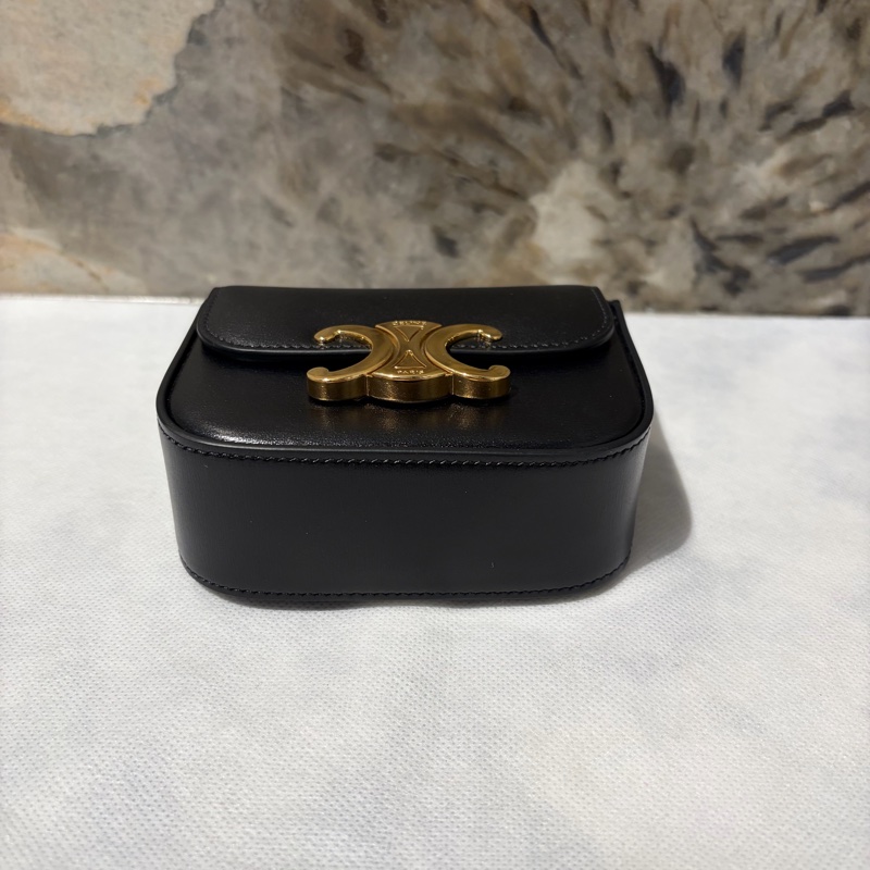 Celine黑金牛皮凱旋門Logo掀蓋小包-4