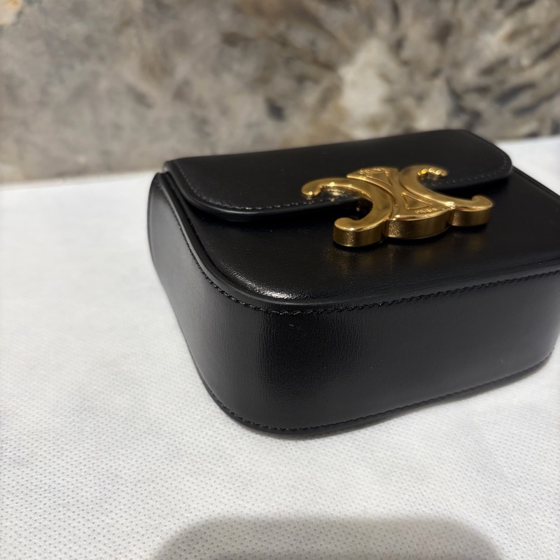 Celine黑金牛皮凱旋門Logo掀蓋小包-5