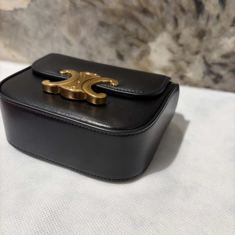 Celine黑金牛皮凱旋門Logo掀蓋小包-6