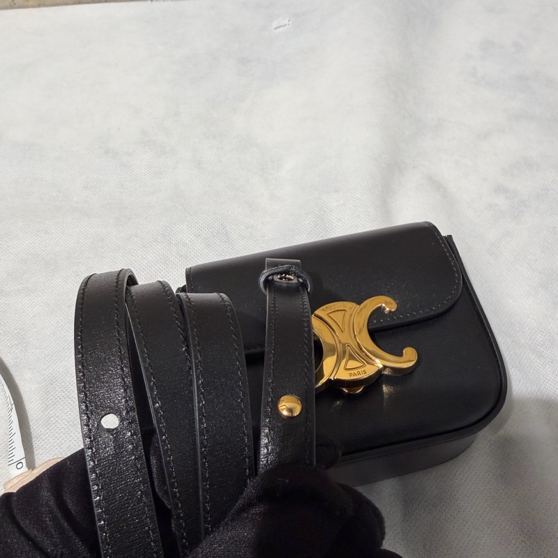 Celine黑金牛皮凱旋門Logo掀蓋小包-8
