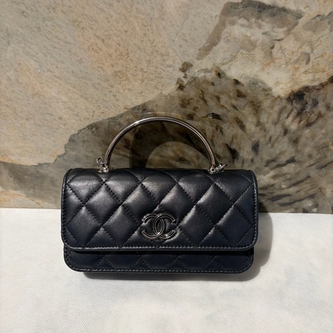 Chanel Black黑羊皮珐瑯釦手把小號Woc