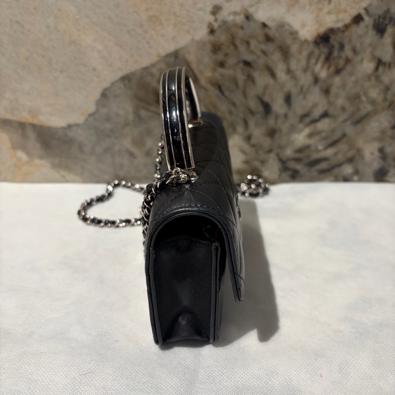 Chanel Black黑羊皮珐瑯釦手把小號Woc-1